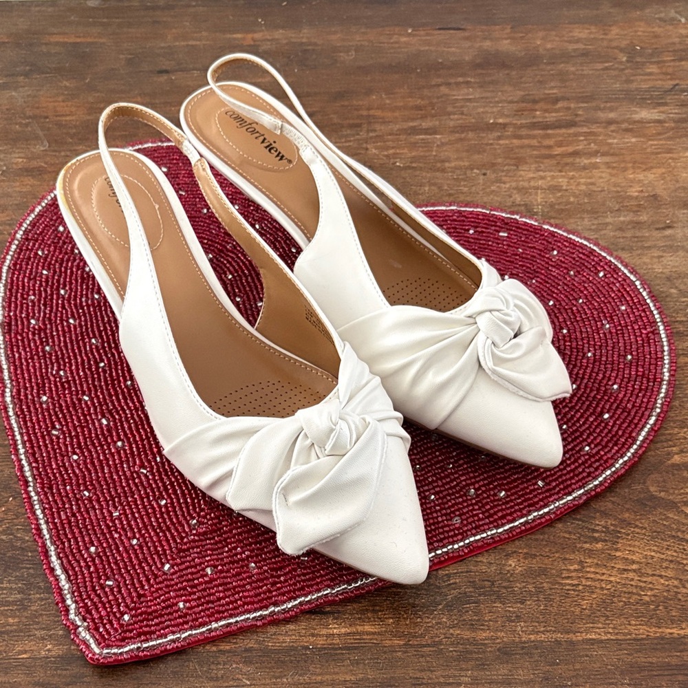 Chic Cream Slingback kitten  Heels with Bow Detail. Perfect condition. New!!